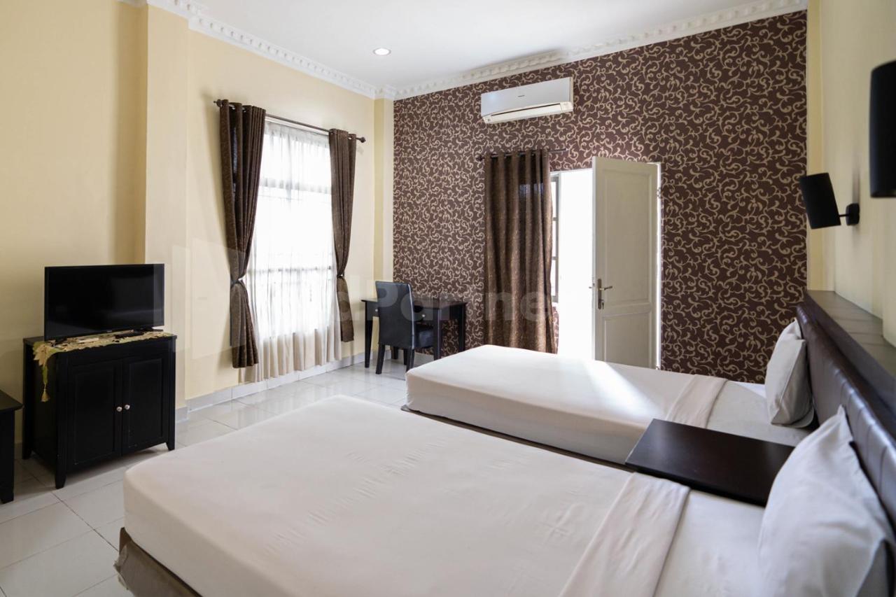 Carolina Transit Hotel Medan Exterior photo