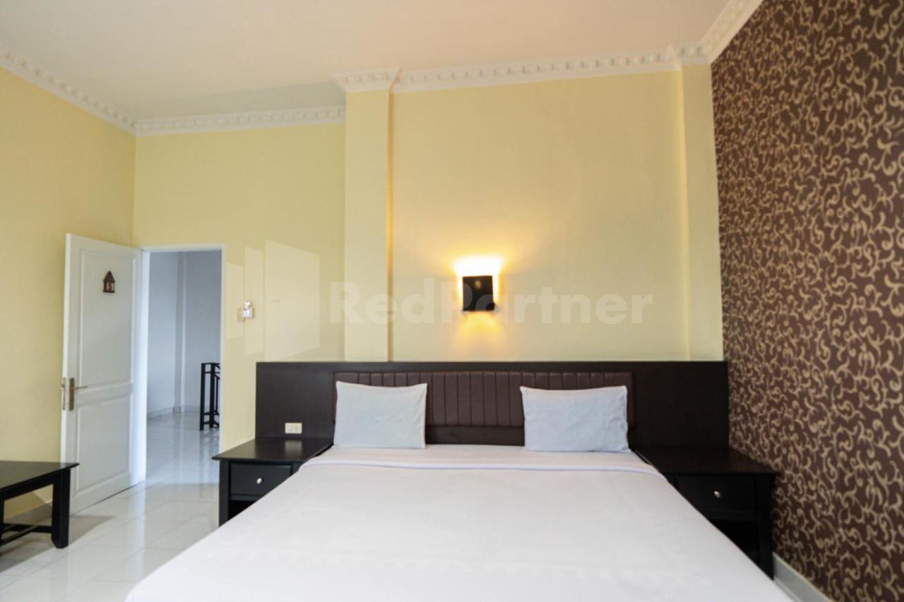 Carolina Transit Hotel Medan Exterior photo