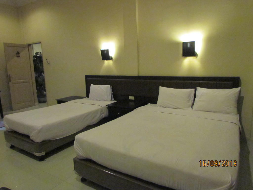 Carolina Transit Hotel Medan Room photo