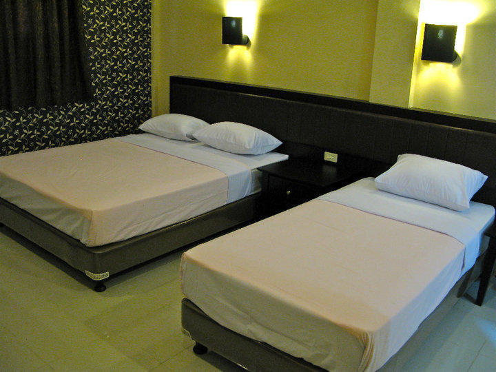 Carolina Transit Hotel Medan Room photo