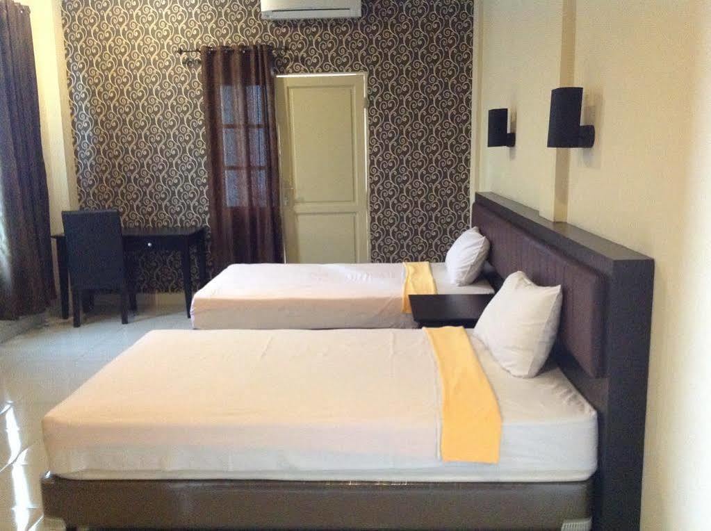Carolina Transit Hotel Medan Exterior photo
